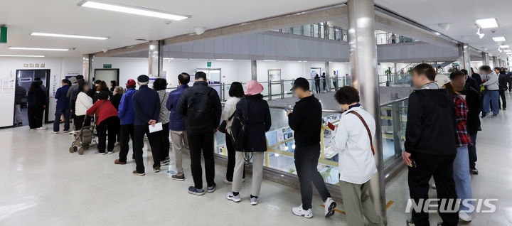 총선 부산 <b>사전투표</b> <b>행렬</b>