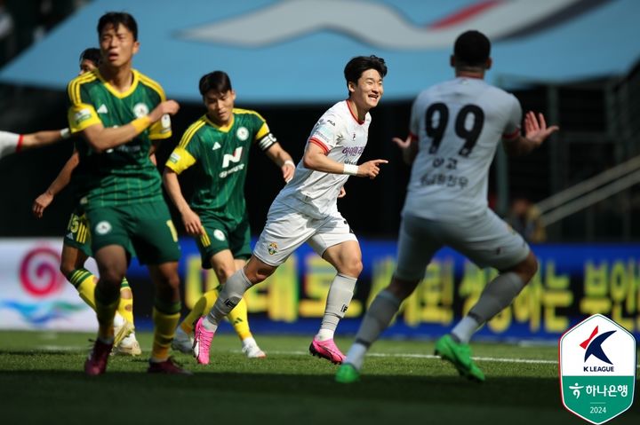 프로축구 <b>강원</b>, '<b>감독</b> 공석' <b>전북</b>에 3-2 승리…포항, 대전 꺾고 1위 등극(종합...