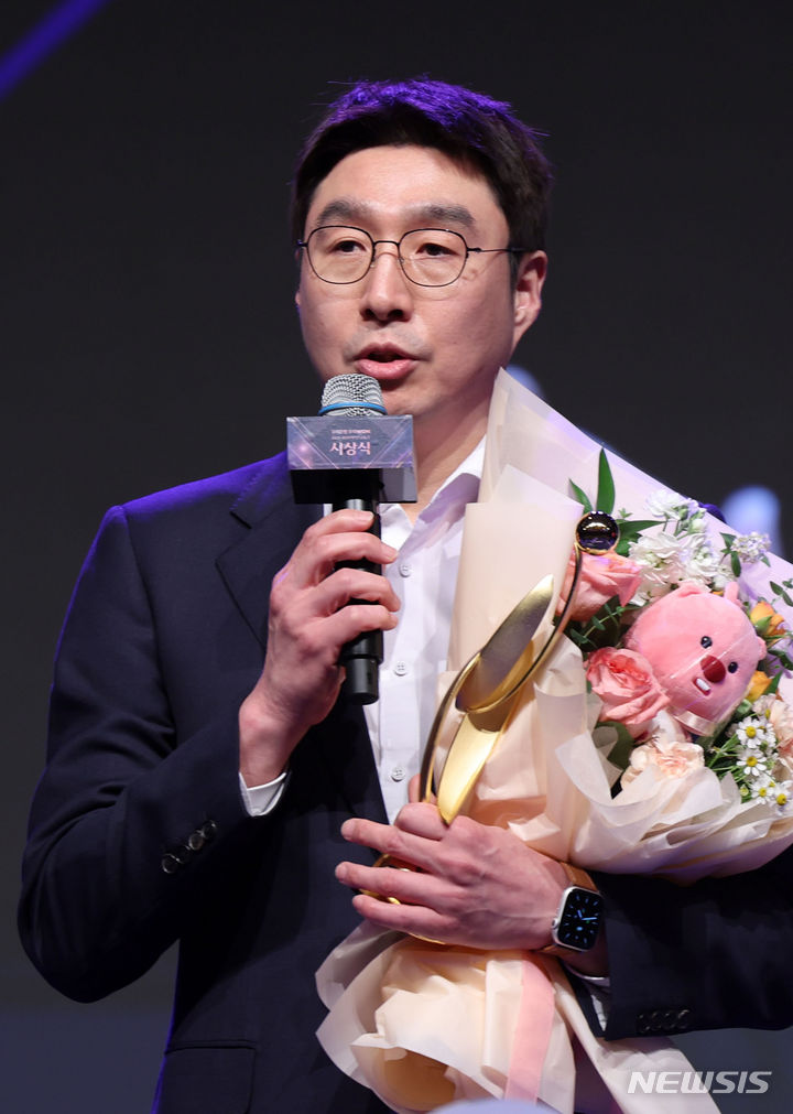 여자농구 KB국민은행, <b>김완수 감독</b>과 재계약