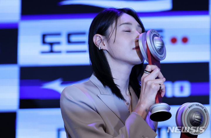 프로<b>배구</b> MVP <b>김연경</b> 현역 '한 번 더 도전'[뉴시스Pic]