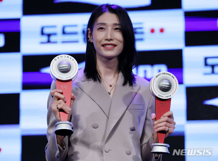 여자<b>배구</b> MVP <b>김연경</b>, 현역 연장 선택…"팬들 위해 한 번 더 도전"(종합)