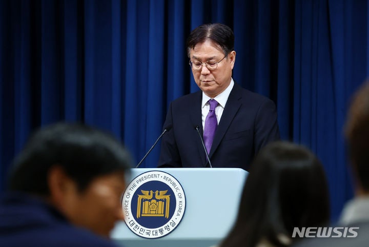 윤 "총선 국민 뜻 받들어 국정 쇄신"…국무총리·용산 참모진 전원 <b>사의</b>(종합...