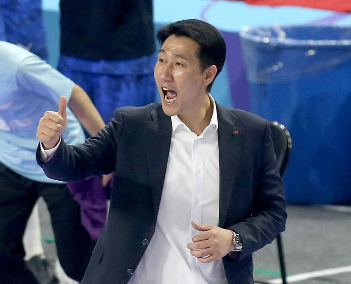 남자배구 <b>한국전력</b>, <b>권영민 감독</b>과 재계약…"상위권 도약 위해 최선"