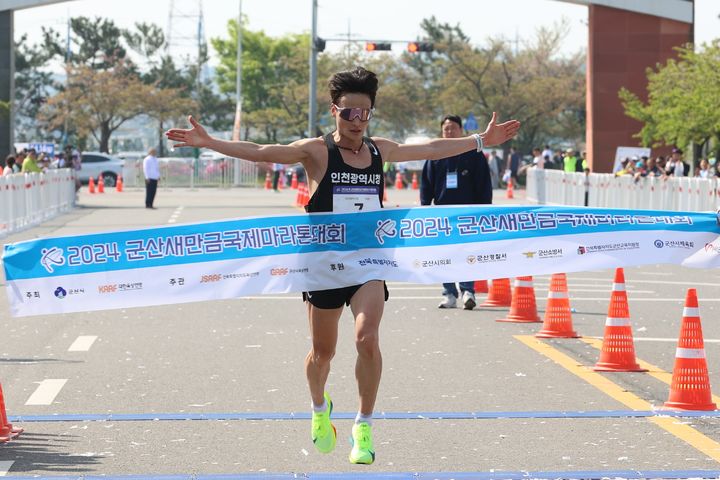 <b>김재민</b>·<b>이수민</b>, '군산새만금국제마라톤' 남녀부 <b>우승</b>