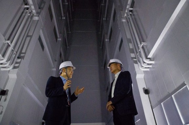 [서울=뉴시스] 이종호 과학기술정보통신부 장관이 11일 오후 서울 양천구 KT 클라우드 목동IDC 2센터를 방문해 윤동식 KT클라우드 대표와 'AI IDC 오퍼레이터' 등 민간에서 추진 중인 데이터센터 부문의 탄소중