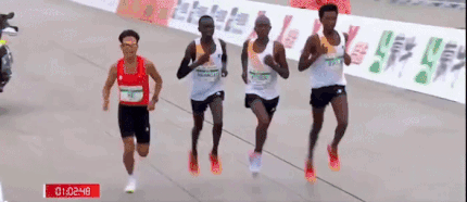 [서울=뉴시스] 중국 베이징에서 열린 하프 마라톤 대회에서 외국 선수들이 중국 선수의 우승을 위해 일부러 속도를 늦추는 모습이 포착돼 승부 조작 의혹이 일었다. (사진=X 갈무리) *재판매 및 DB 금지