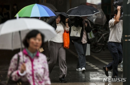 [서울=뉴시스] 정병혁 기자 = 비가 내린 지난 15일 서울 종로구 세종대로에서 우산을 쓴 시민들이 이동하고 있다. 2024.04.15. jhope@newsis.com