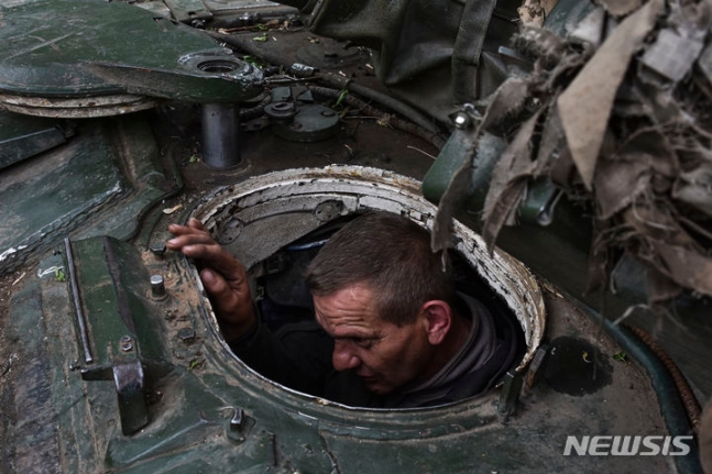 [자포리자=AP/뉴시스]미국 바이든 행정부가 우크라이나에 전투 역할이 아닌 군사 고문을 추가 파견하는 방안을 검토 중이라고 폴리티코가 21일(현지시각) 보도했다. 사진은 지난 18일 우크라이나 자포리자 최전방에서 우