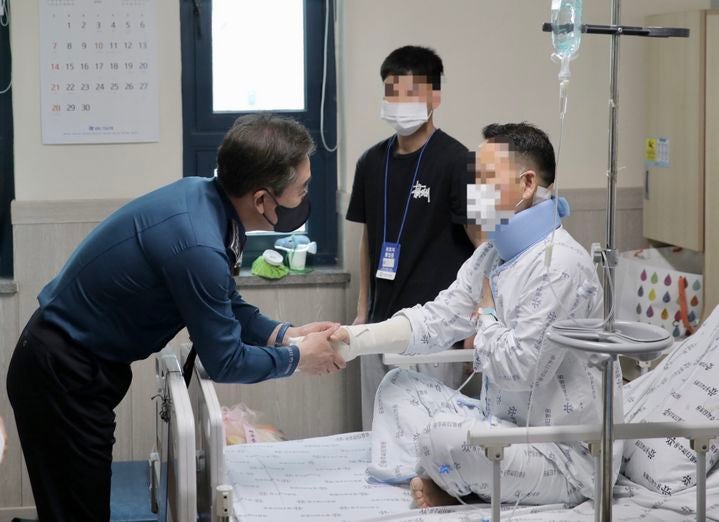 <b>윤희근</b> 경찰청장, '광주 흉기난동' 부상 <b>경찰관</b> 위문