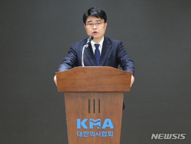 [서울=뉴시스] 김진아 기자 = 42대 대한의사협회 회장에 당선된 임현택 대한소아청소년의사회장이 지난달 26일 서울 용산구 대한의사협회 회관에서 열린 제42대 대한의사협회 회장 선거 결선 개표에서 당선소감을 밝히고 