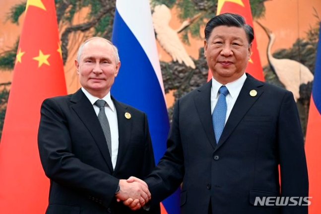 [베이징=AP/뉴시스] 블라디미르 푸틴(왼쪽) 러시아 대통령은 25일(현지시각) "5월에 중국을 방문한다"고 직접 밝혔다. 사진은 지난해 10월18일 베이징 인민대회당에서 열린 제3차 일대일로 국제협력 정상포럼에 참