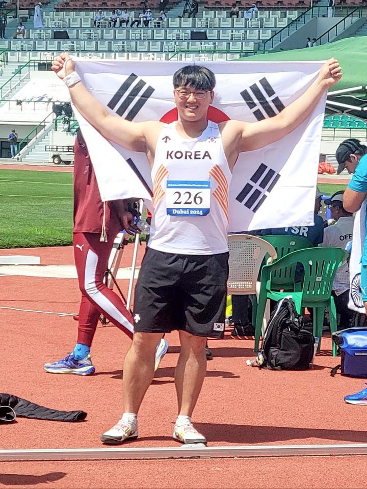 '<b>포환던지기</b>' <b>박시훈</b>, 아시아주니어육상선수권서 <b>은메달</b>