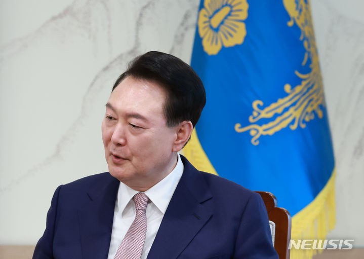 윤, 영수회담 후 참모들에 "자주 해야겠다…다음엔 국회에서 어떤가"