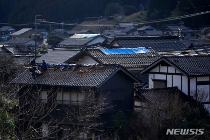 [나나오=AP/뉴시스]일본 이시카와현 나나오시에 있는 가옥들. 2024.04.30.