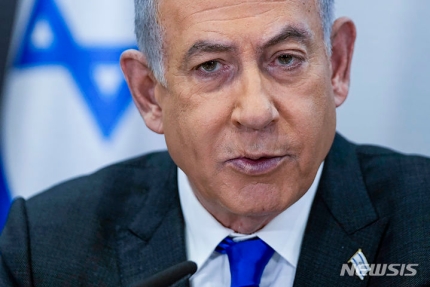 [텔아비브(이스라엘)=AP/뉴시스]베냐민 네타냐후 이스라엘 총리가 2023년 12월24일 이스라엘 텔아비브의 국방부에서 각료회의를 주재하고 있다. 그는 30일 하마스와의 휴전 협상이 계속되고 있는 가운데 "타협이 이
