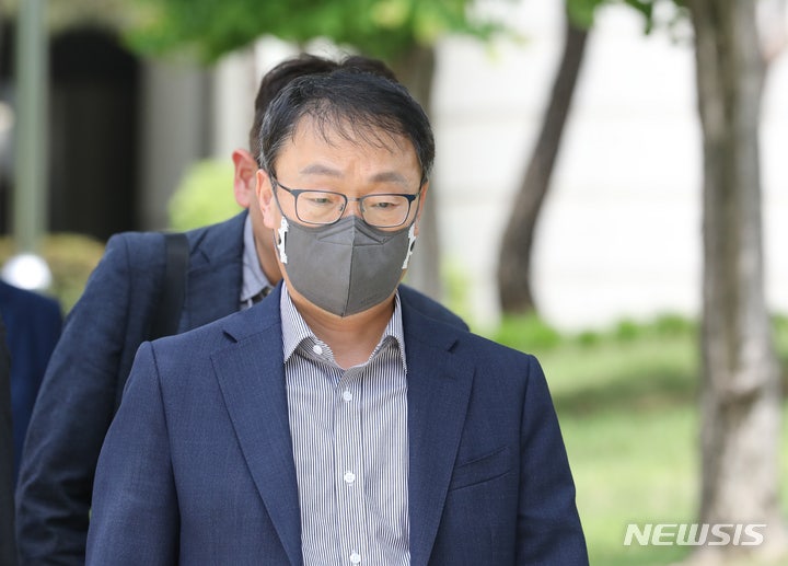 檢, <b>구현모</b> KT 前대표 '일감 <b>몰아주기</b>' 혐의 피의자 조사