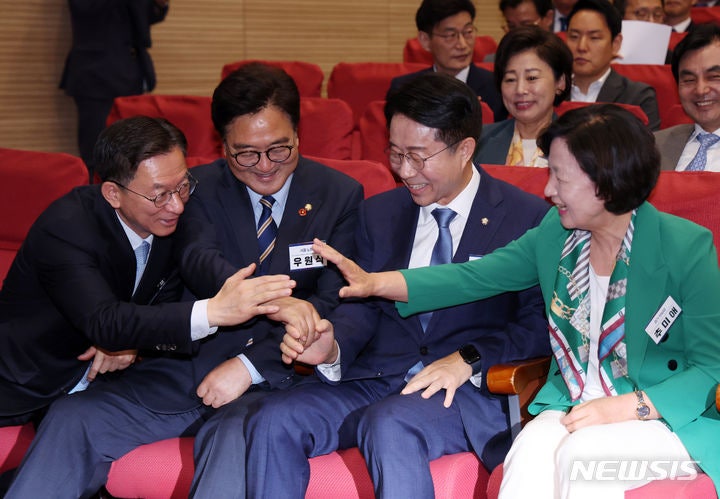 손 모은 <b>국회 의장 후보들</b>