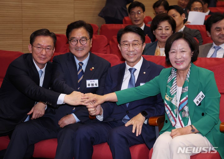 손 모은 <b>국회 의장 후보들</b>