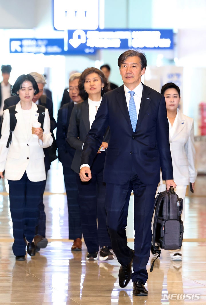 <b>조국</b>, <b>워크숍</b>서 "우리 기본은 자강불식…성과내는 정치 보여야"
