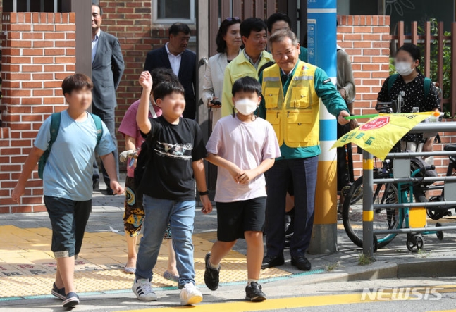 [Seoul=Newsis] Reporter Hwang Jun-sun = Minister Lee Sang-min of the Ministry of the Interior and Safety is seen instructing traffic safety measures on a school road in front of Seokyeong Elementary School in Seongdong-gu, Seoul on the afternoon of September 18th last year. 2023.09.18. hwang@newsis.co