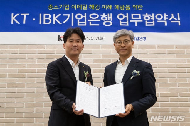 [Seoul=Newsis]KT announced on the 8th that it signed a 'Business Agreement (MOU) for the enhancement of mutual cooperation in corporate digital services' at IBK IBK Corporate Bank Headquarters in Jung-gu, Seoul on the 7th. The photo shows KT Communications Business Unit head Myung Jae-hoon (left)