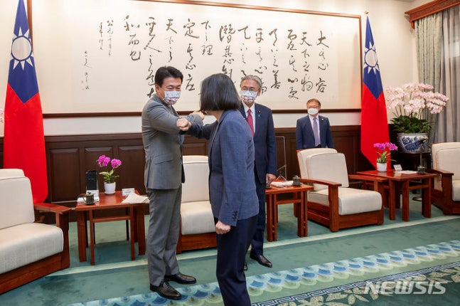 [타이베이=AP/뉴시스]Thirty pro-Taiwan Japanese lawmakers will attend the inauguration ceremony of Taiwan's newly elected President Lai Ching-te on the 20th. Pictured on August 23, 2022, Lai Ching-te, the President of Taiwan, is meeting with a Japanese delegation including Furuya Masaharu (third from the left). Photo by AP/Newswire