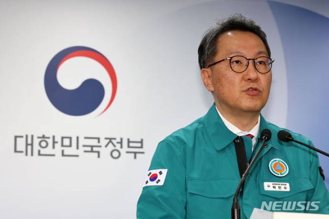 [서울=뉴시스] 배훈식 기자 = 박민수 중앙재난안전대책본부 제1총괄조정관이 10일 오전 서울 종로구 정부서울청사에서 의사 집단행동 중대본 회의 결과 브리핑을 하고 있다. 2024.05.10. dahora83@news