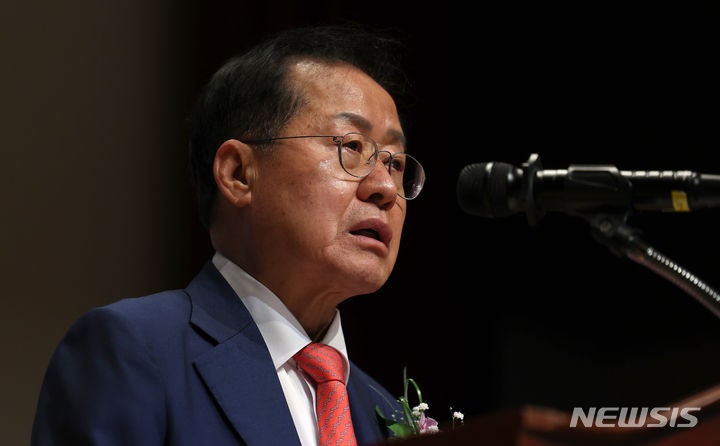 홍준표, <b>추미애 국회의장</b> 질문에 "할 만하다"