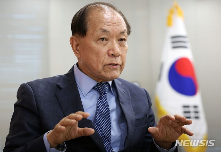 <b>황우여</b>, <b>비대위</b> 첫 <b>회의</b>서 "국민 기대 부응하는 당대표 선출"