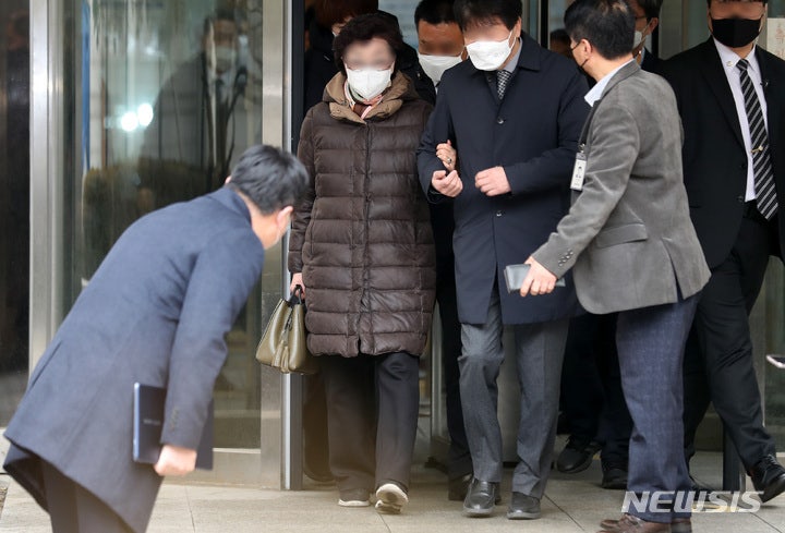 '잔고 위조' 윤 <b>대통령 장모</b> 오늘 <b>가석방</b>…구속 299일만
