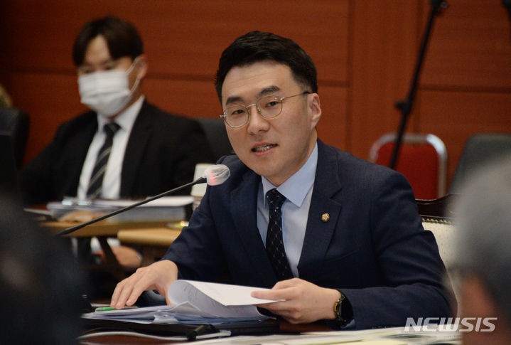 '<b>코인</b> 논란' <b>김남국</b>, 1년만에 <b>민주당</b> 복당 확정