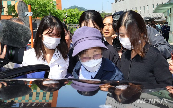 '윤 <b>대통령 장모</b>' <b>최은순</b> 299일만에 출소…'묵묵부답'