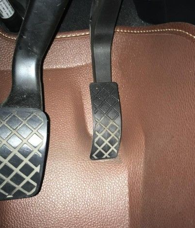 "아무리 브레이크를 밟아도 차가 멈추질 않네요"…원인은 '바닥 <b>매트</b>'?