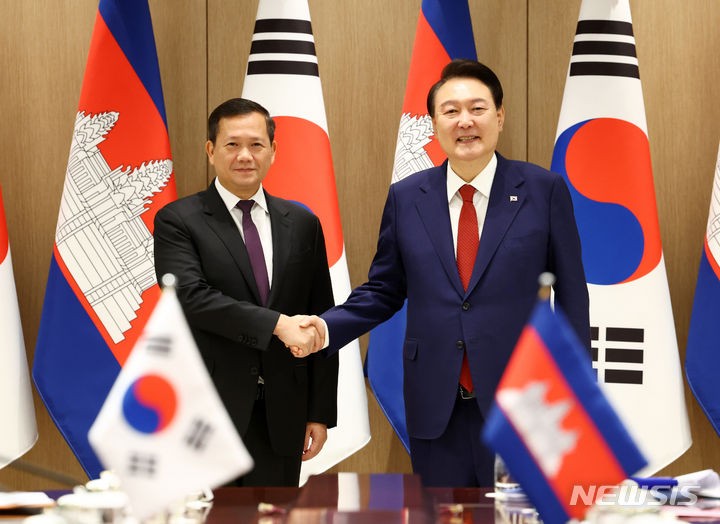 윤 "<b>캄보디아</b>와 투자·디지털 등 협력 강화" <b>마넷</b> "한국 기여에 감사"