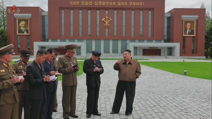 공산주의 다시 강조하는 북한, 10년 만에 마르크스·레닌 초상화 재등장
