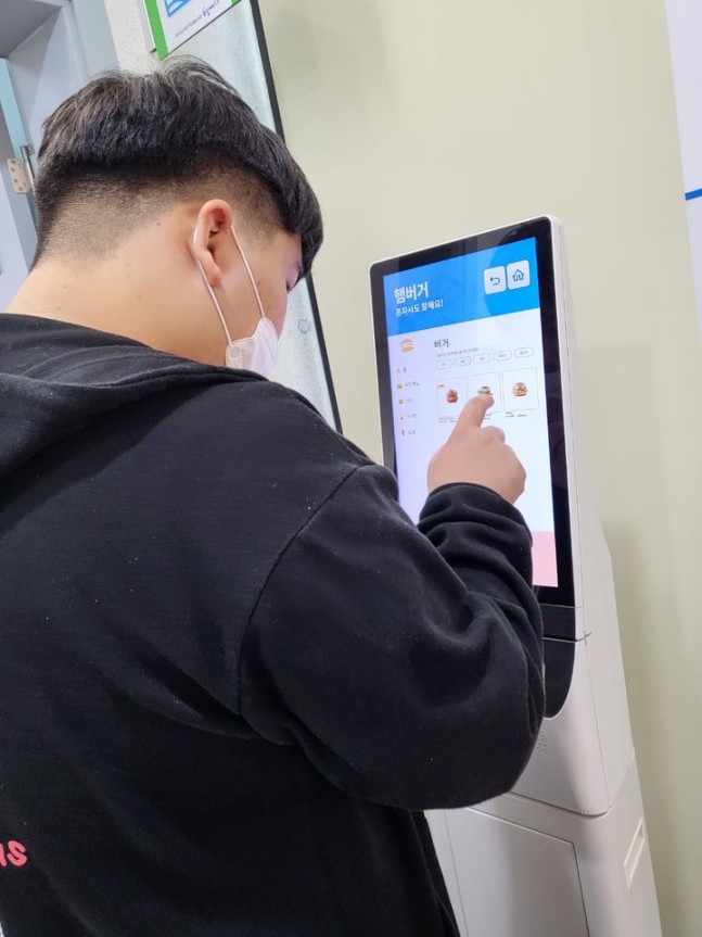 [안동=뉴시스] 장애학생이 키오스크로 음식 주문을 하고 있다. (사진=경북교육청 제공) 2024.05.17 *재판매 및 DB 금지