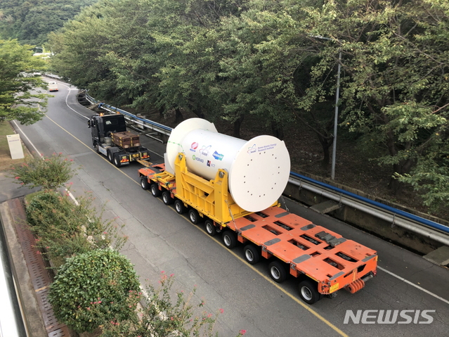[Daejeon=Newsis] The Korea Atomic Energy Research Institute is conducting the first domestic land transportation experiment of used nuclear fuel.