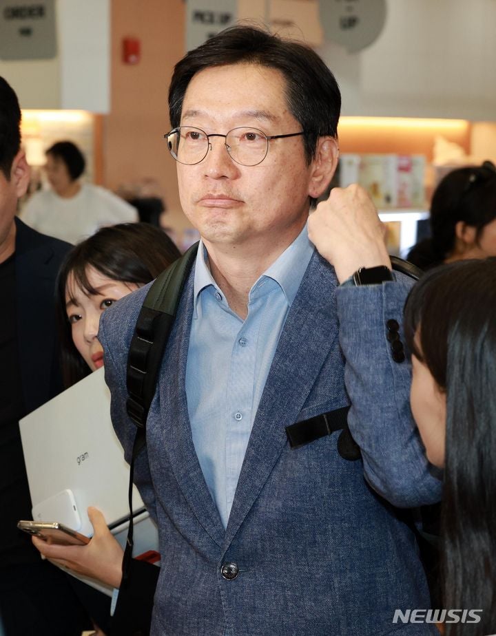 <b>귀국</b>하는 <b>김경수</b> 전 경남도<b>지사</b>