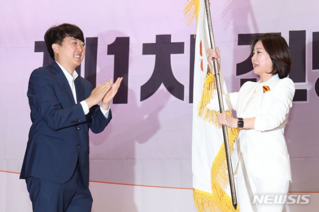 [Seoul=Newsis] Reporter Kwon Chang-hoe = Heo Eun-ah, a candidate for the Reform Party leader, receives a congratulatory hug from former leader Lee Jun-seok after being elected as the party leader at the convention held at the National Assembly Member's Office in Yeouido, Seoul on the 19th. 2024.05.19. kch0523@newsis.com