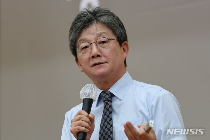 <b>유승민</b>, <b>오세훈</b> '직구 금지 찬성'에 "정부에 말할 배짱 없나"