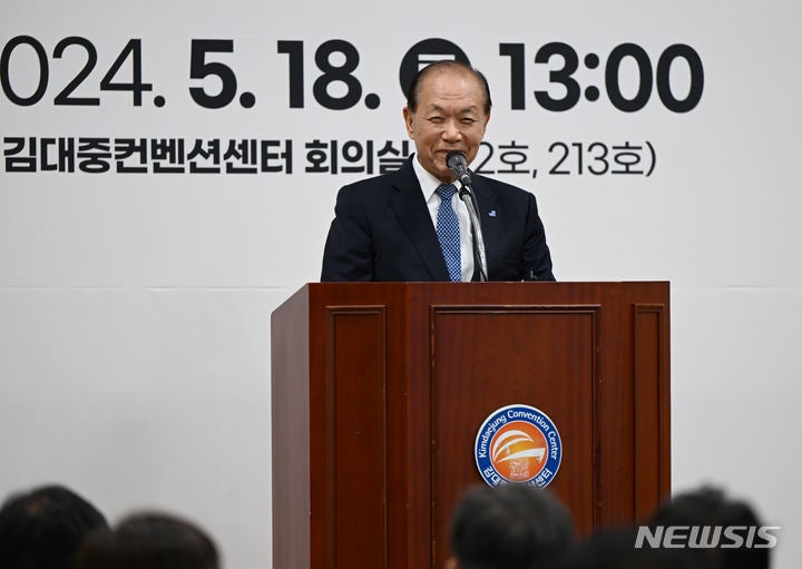 황우여, <b>성년의날</b> 맞아 "교육·연금·노동 3대 개혁 완수 최선"