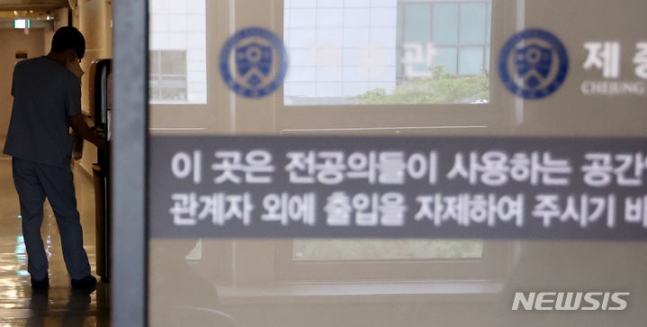 [서울=뉴시스] 이영환 기자 = 20일 서울의 한 대학병원 전공의 사용 공간에서 의료진이 이동하고 있다. 전공의는 전문의의 수련 및 자격 인정 등에 관한 규정에 따라 추가 수련 기간이 3개월을 초과하면 전문의 자격