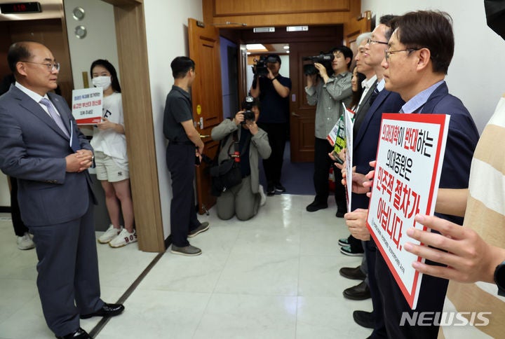 <b>부산대</b>, <b>의대</b>증원 학칙<b>개정안</b> 재심의 돌입…전국이 주목