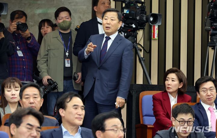친윤, '한동훈 대표 땐 <b>탈당</b>'에 "가당치도 않아"…"<b>홍준표</b> 빨리 나가라"