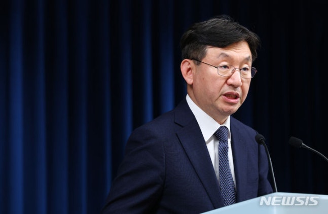 [Seoul=Newsis] Reporter Jeon Sun-gi = Policy Director Seong Tae-yoon is giving a briefing on foreign direct purchase policy at the presidential office in Yongsan, Seoul on the 20th. 2024.05.20. photo1006@newsis.com