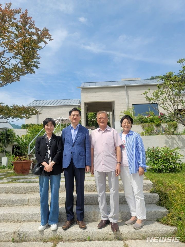 '친문 적자' <b>김경수</b>, 노무현 추도식 하루 앞두고 문 전 <b>대통령</b> 예방