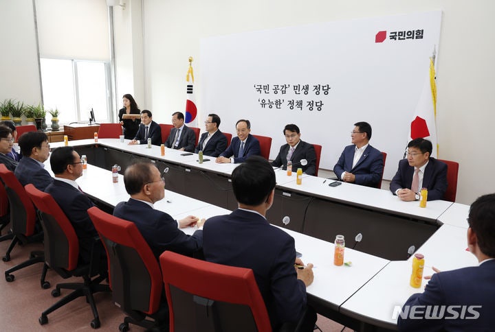 '직구 논란' 이후 첫 고위 당정 <b>정책협의회</b> <b>개최</b>…<b>정책</b> 혼선 대응 논의