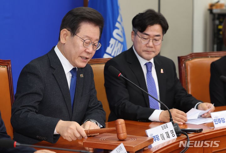 <b>이재명</b>, <b>워크숍</b>서 "<b>당선인</b> 1시간, 5200만시간 가치…책무 잘 이행하자"