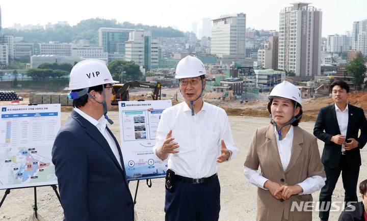 한덕수 국무<b>총리</b>, <b>흑석</b> 재정비촉진지구 현장점검