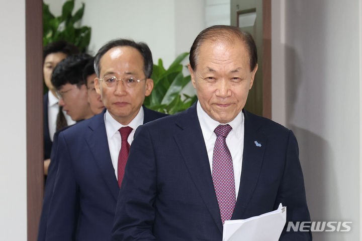 <b>황우여</b>, 민주당 향해 "盧 전 대통령이 꿈꿨던 <b>정치</b> 함께 실현해 나가자" [뉴시...